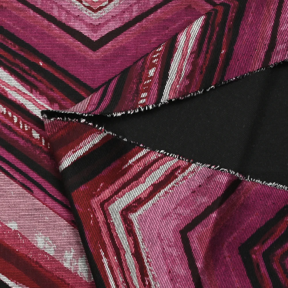 Maille Milano polyviscose chevron fantaisie magenta fond noir - Image 6