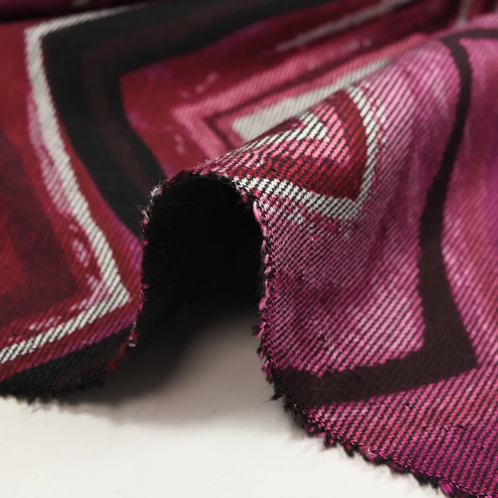 Maille Milano polyviscose chevron fantaisie magenta fond noir - Image 7