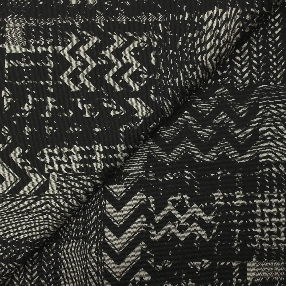 Maille Milano polyviscose chevrons patchwork gris fond noir - Image 4