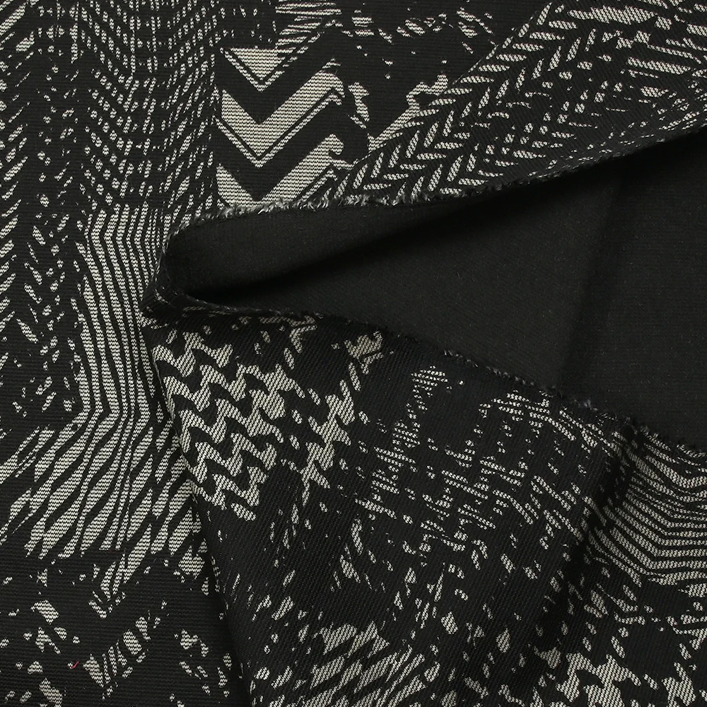 Maille Milano polyviscose chevrons patchwork gris fond noir - Image 5