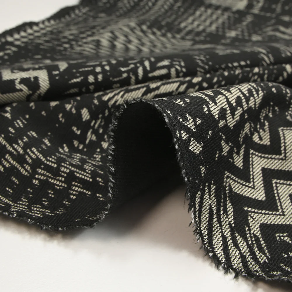 Maille Milano polyviscose chevrons patchwork gris fond noir - Image 6