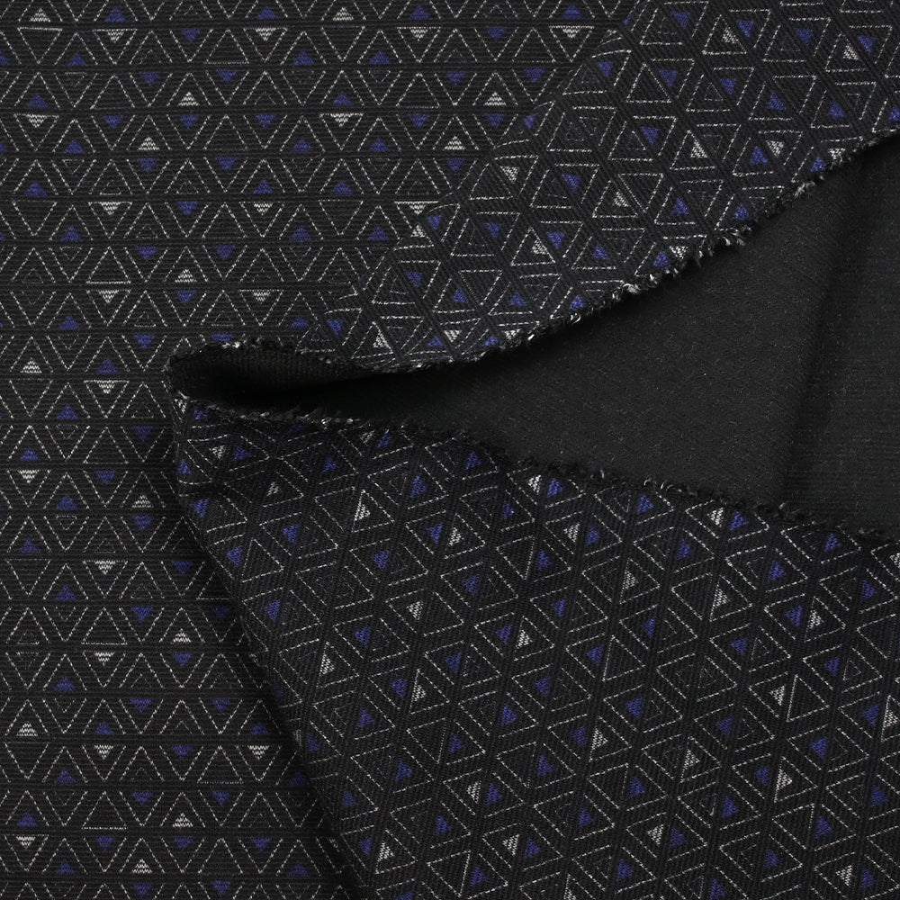 Maille Milano polyviscose triangle gris et indigo fond noir - Image 5
