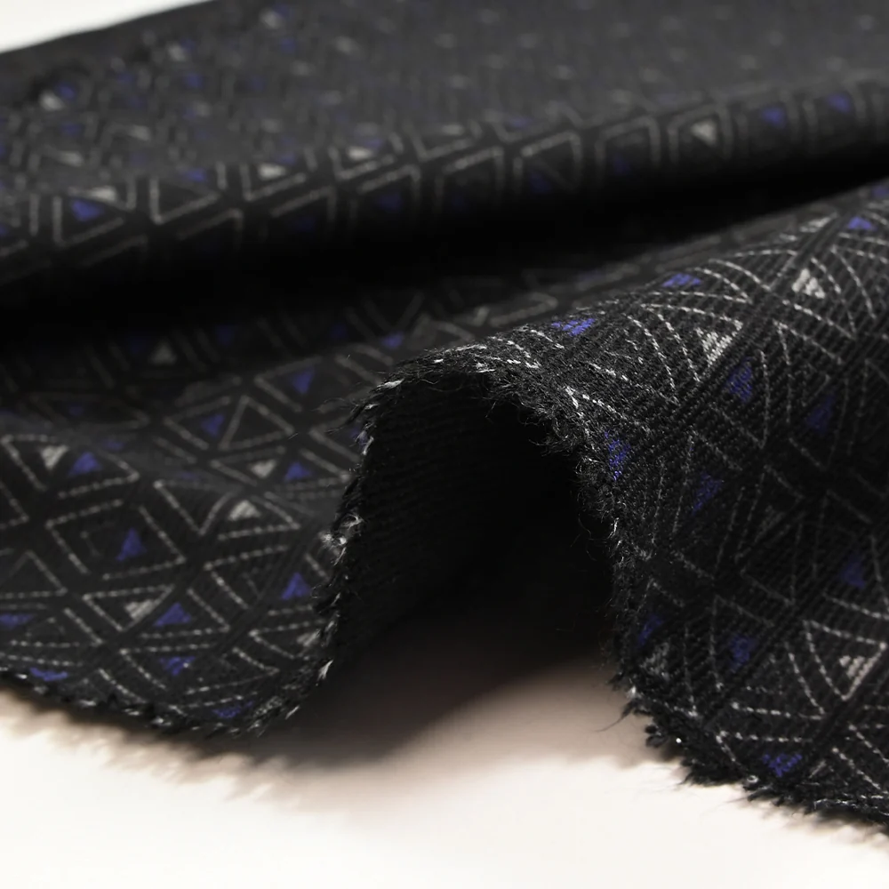 Maille Milano polyviscose triangle gris et indigo fond noir - Image 6