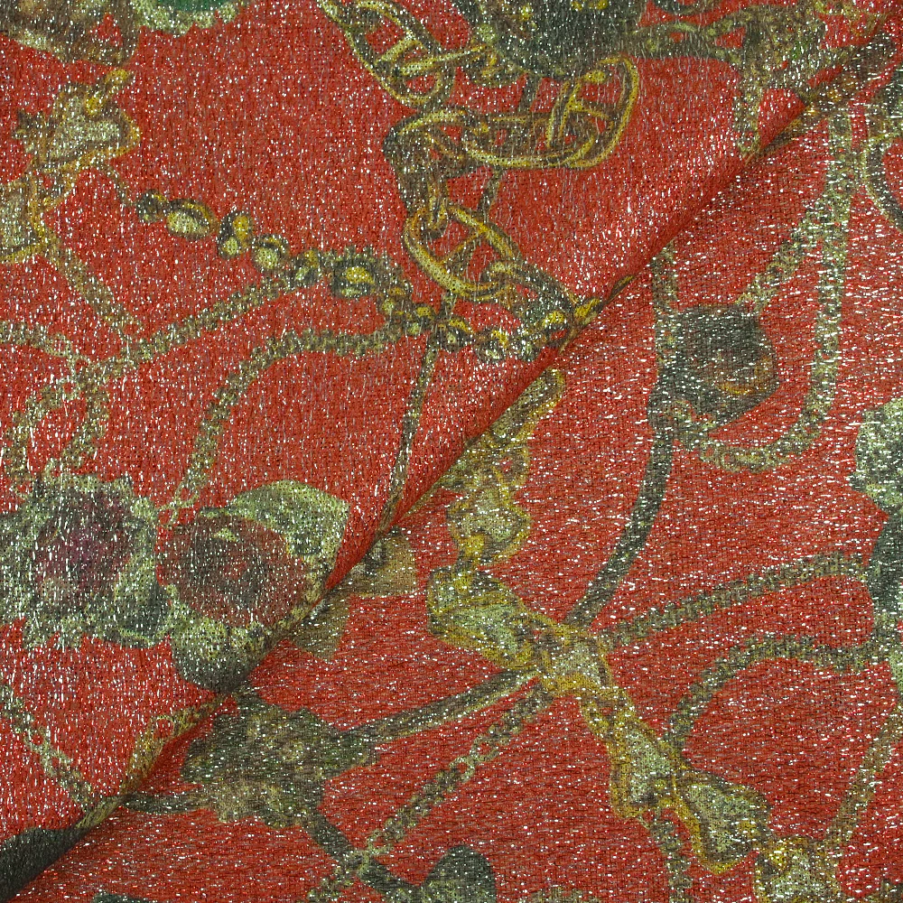 Maille polyester lamée bijoux et chaînes fond rouge
