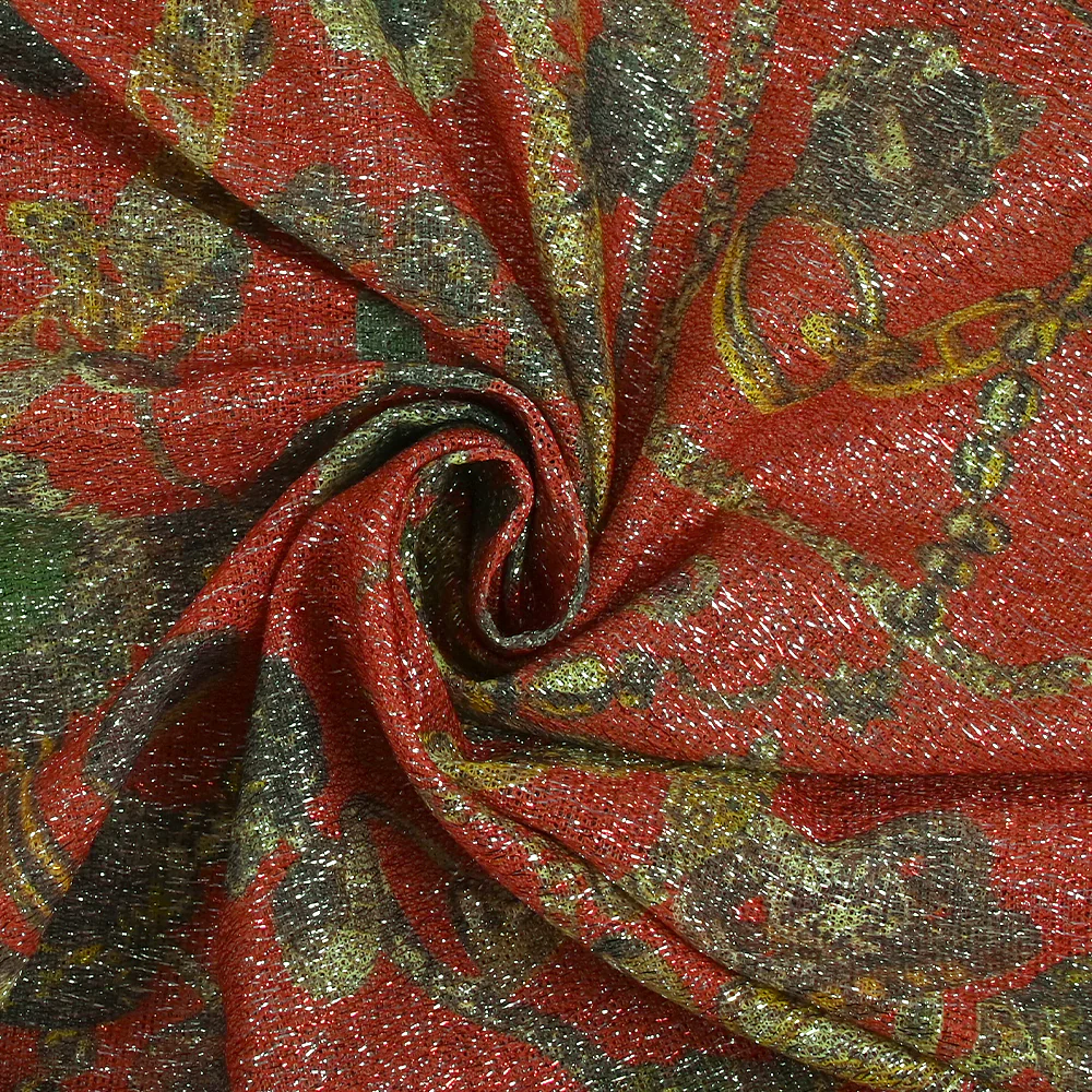 Maille polyester lamée bijoux et chaînes fond rouge - Image 2