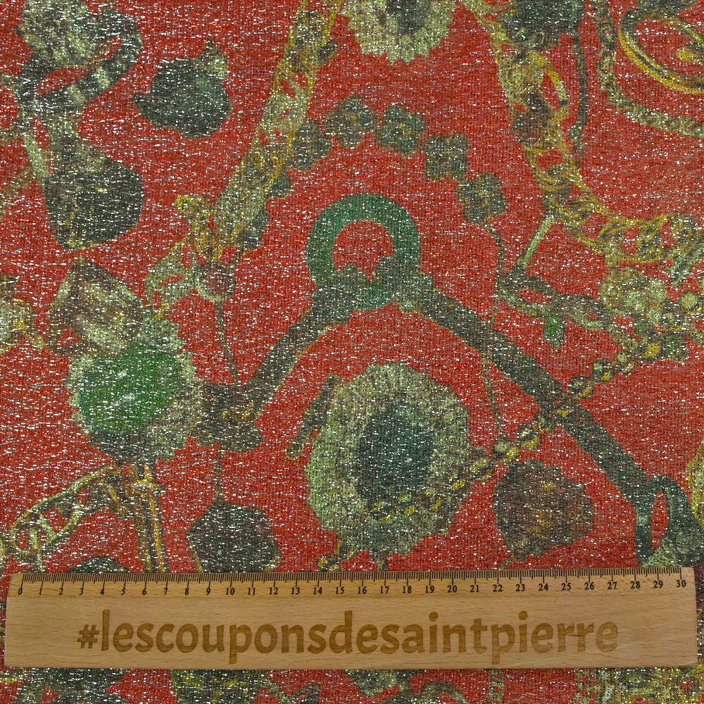 Maille polyester lamée bijoux et chaînes fond rouge - Image 3