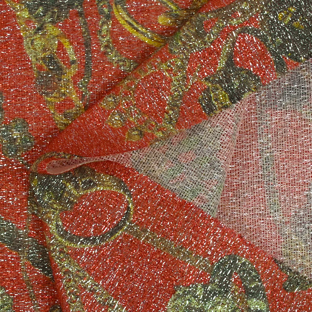 Maille polyester lamée bijoux et chaînes fond rouge - Image 5