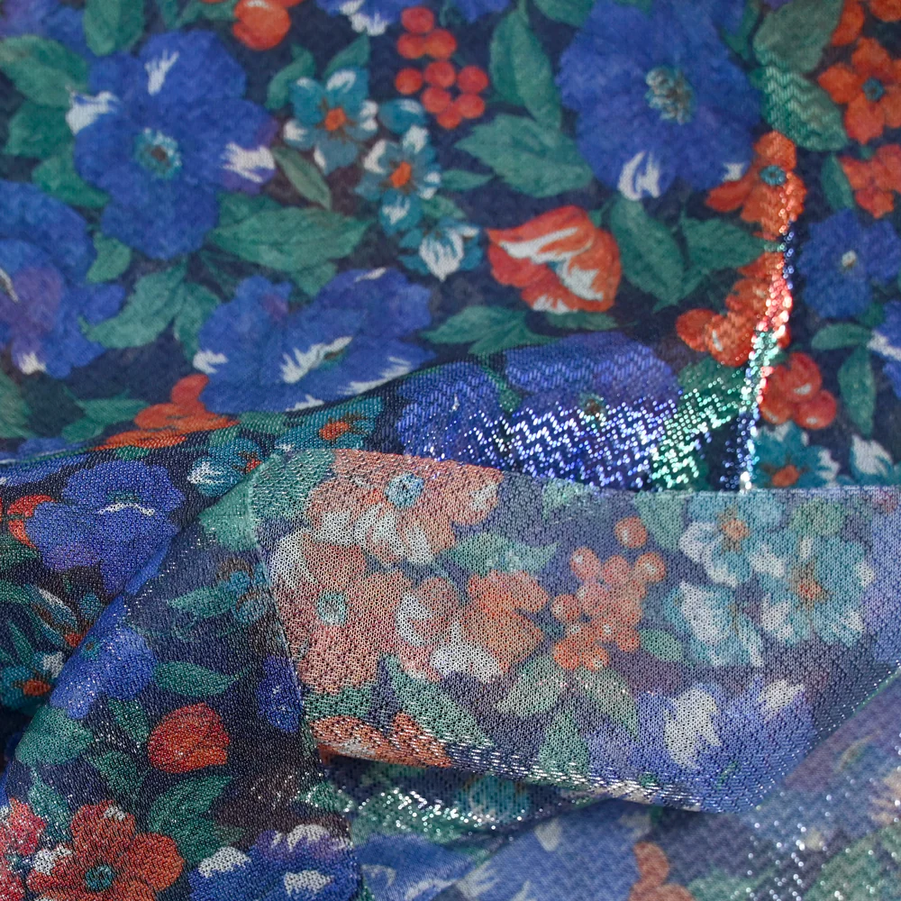 Maille polyester lamée fleurs bleu et rouge fond marine - Image 4