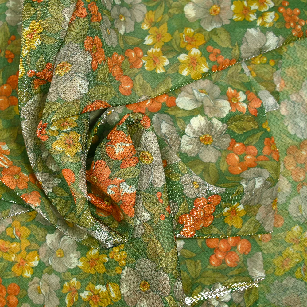 Maille polyester lamée fleurs orange et vert fond vert prairie - Image 2