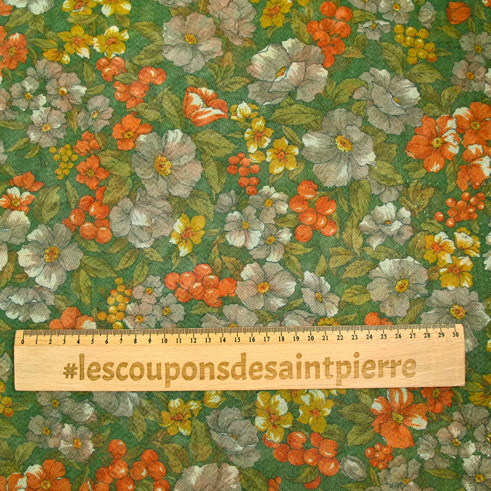 Maille polyester lamée fleurs orange et vert fond vert prairie - Image 3