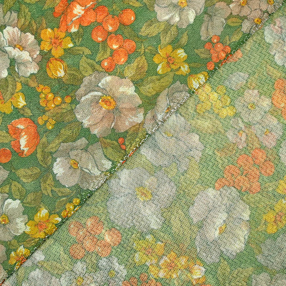 Maille polyester lamée fleurs orange et vert fond vert prairie - Image 4