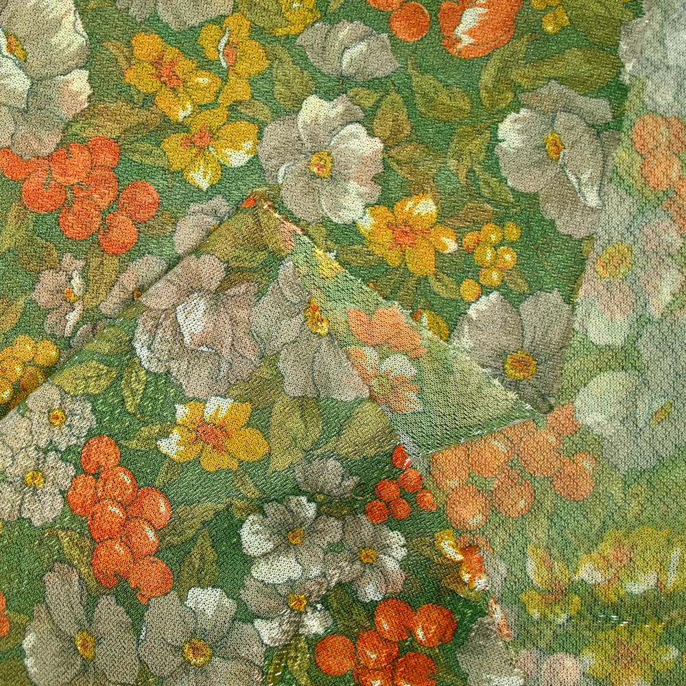 Maille polyester lamée fleurs orange et vert fond vert prairie - Image 5