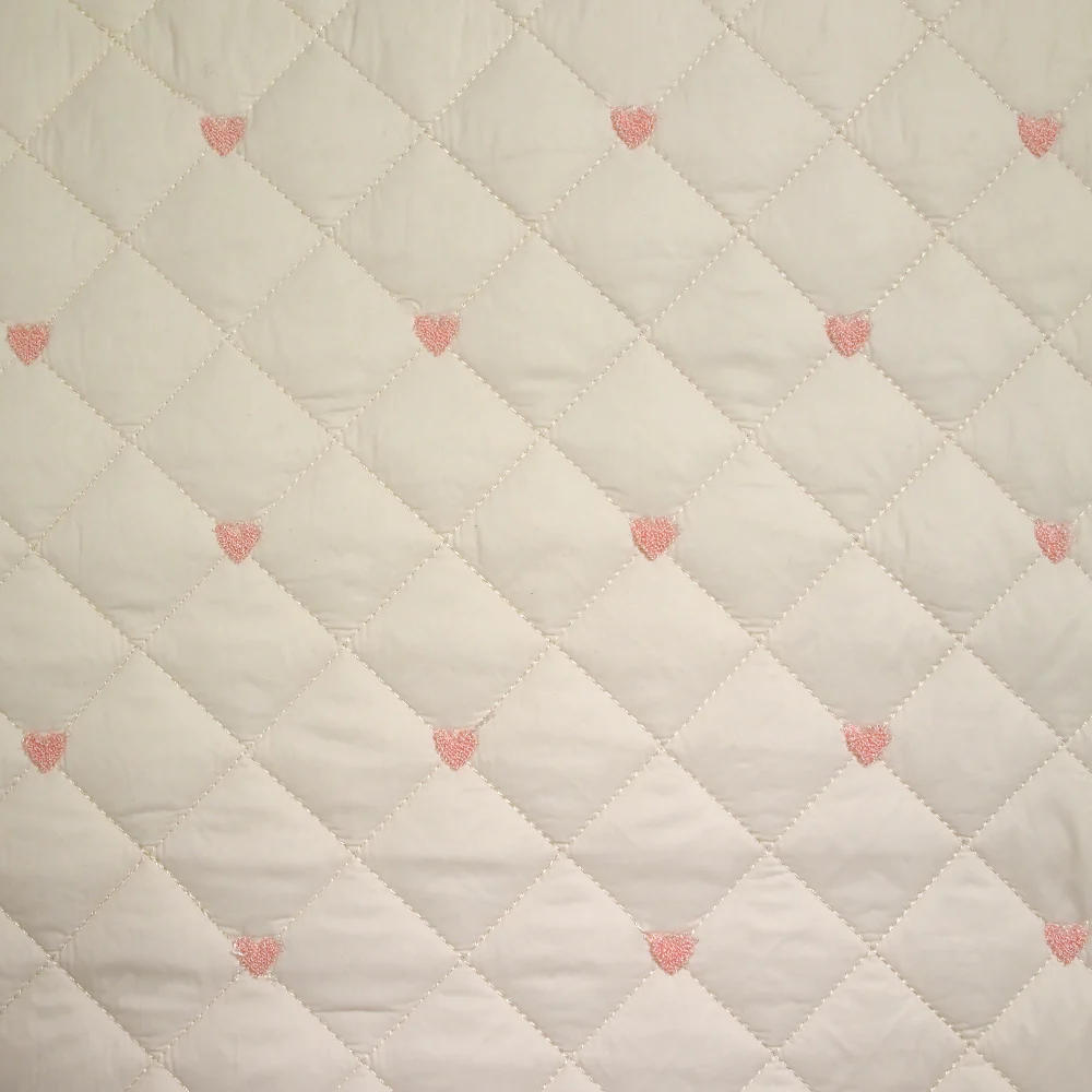 Matelassé brodé petits cœurs roses fond écru rosé