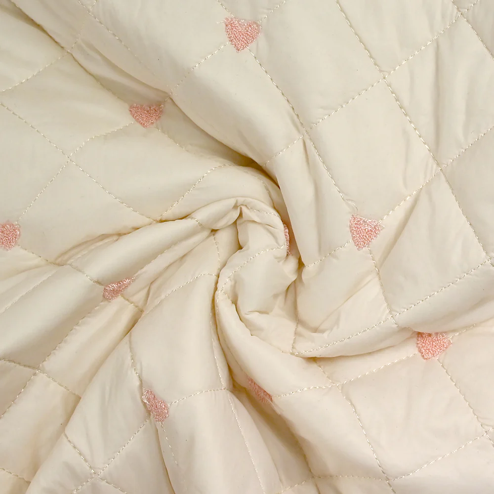 Matelassé brodé petits cœurs roses fond écru rosé - Image 2