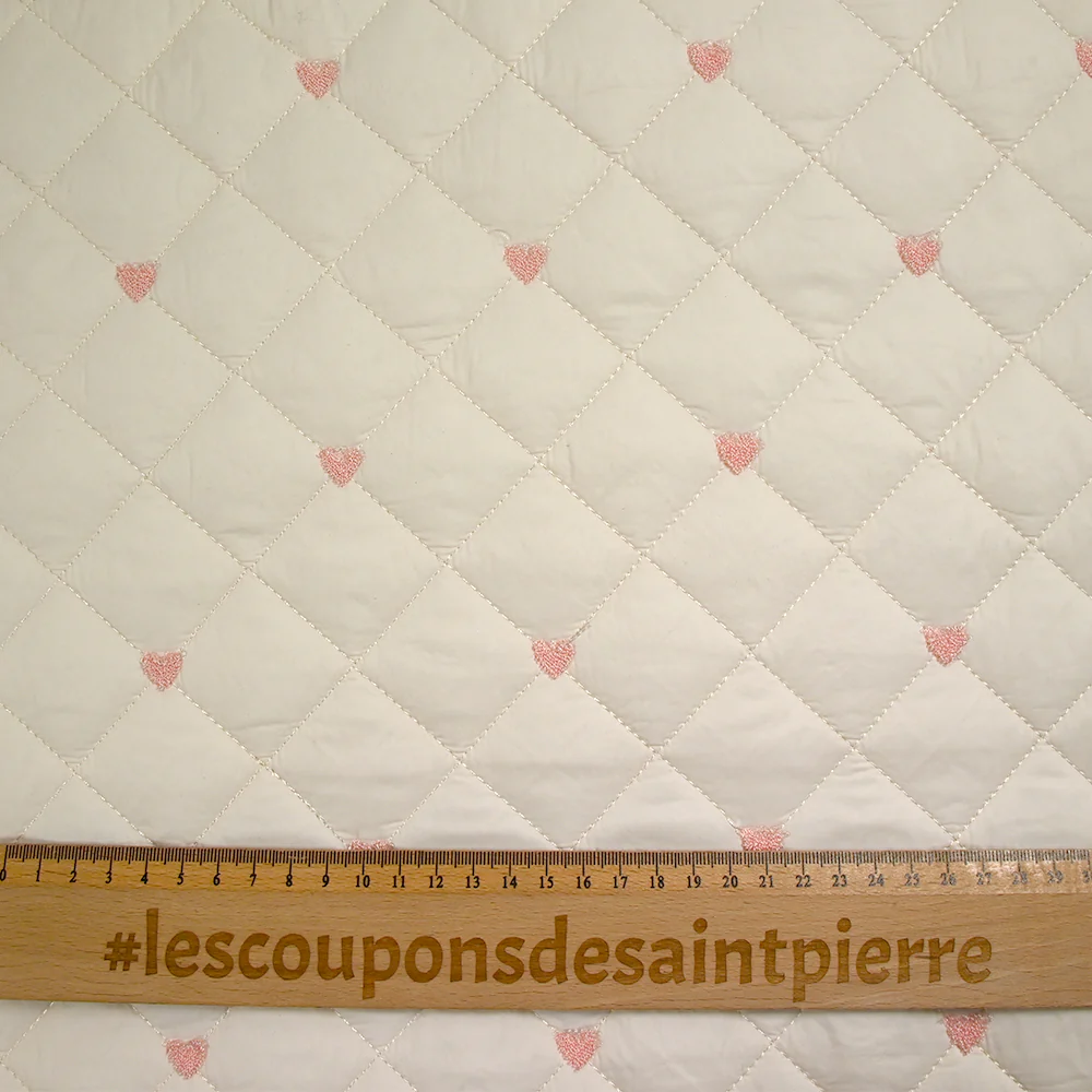 Matelassé brodé petits cœurs roses fond écru rosé - Image 3