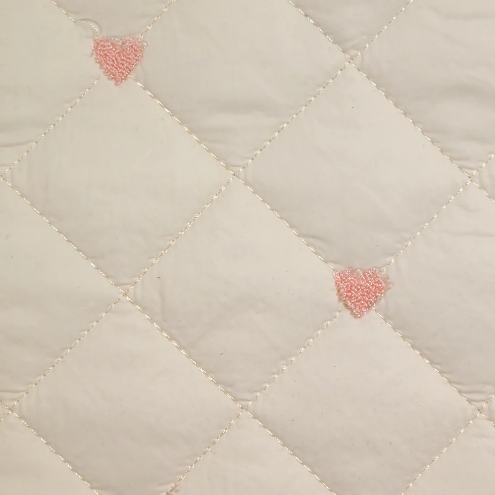 Matelassé brodé petits cœurs roses fond écru rosé - Image 4