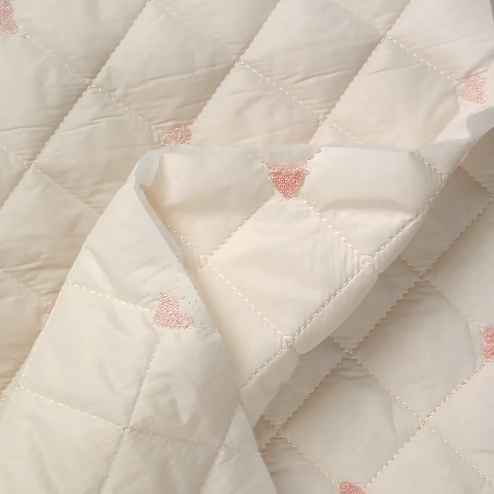 Matelassé brodé petits cœurs roses fond écru rosé - Image 5