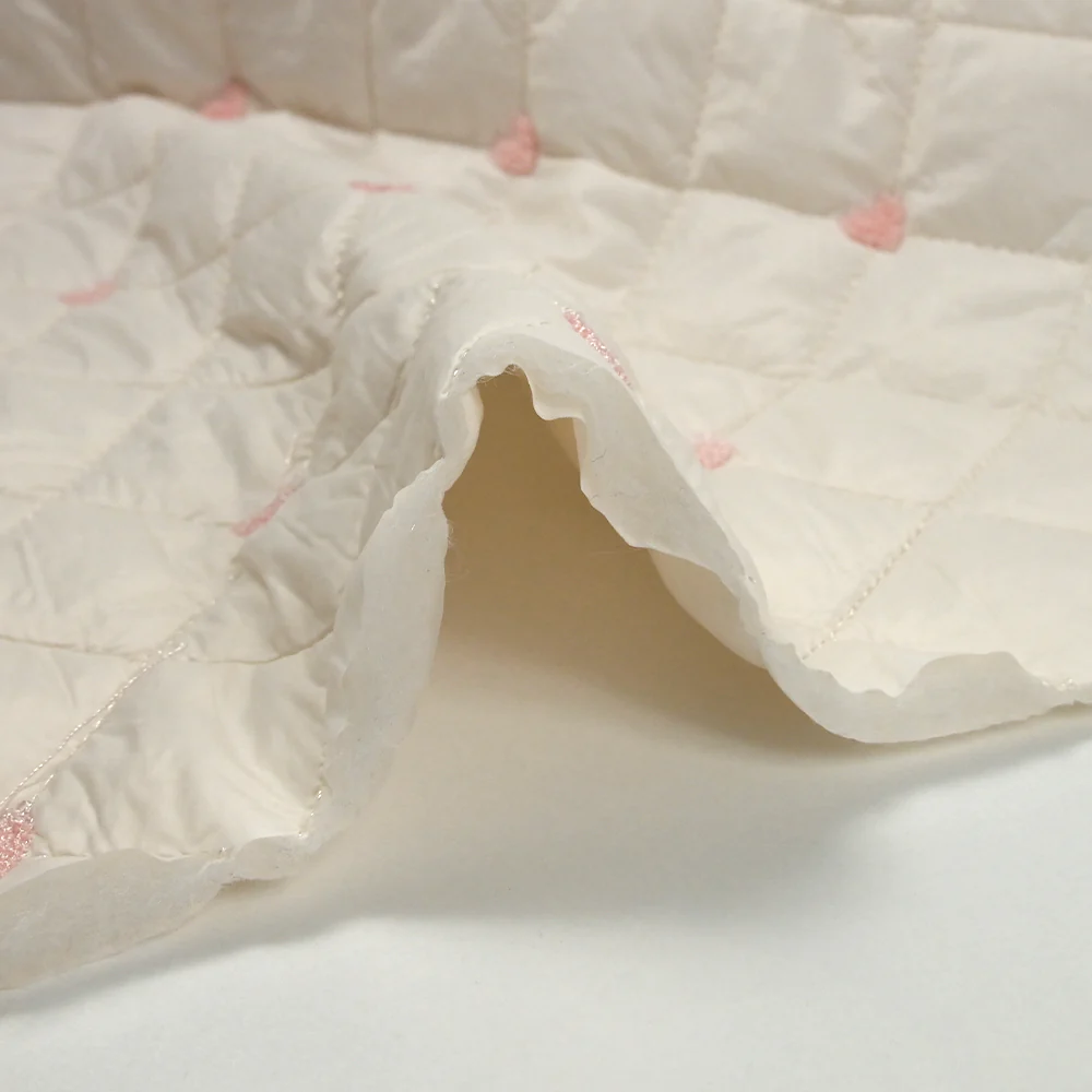 Matelassé brodé petits cœurs roses fond écru rosé - Image 6