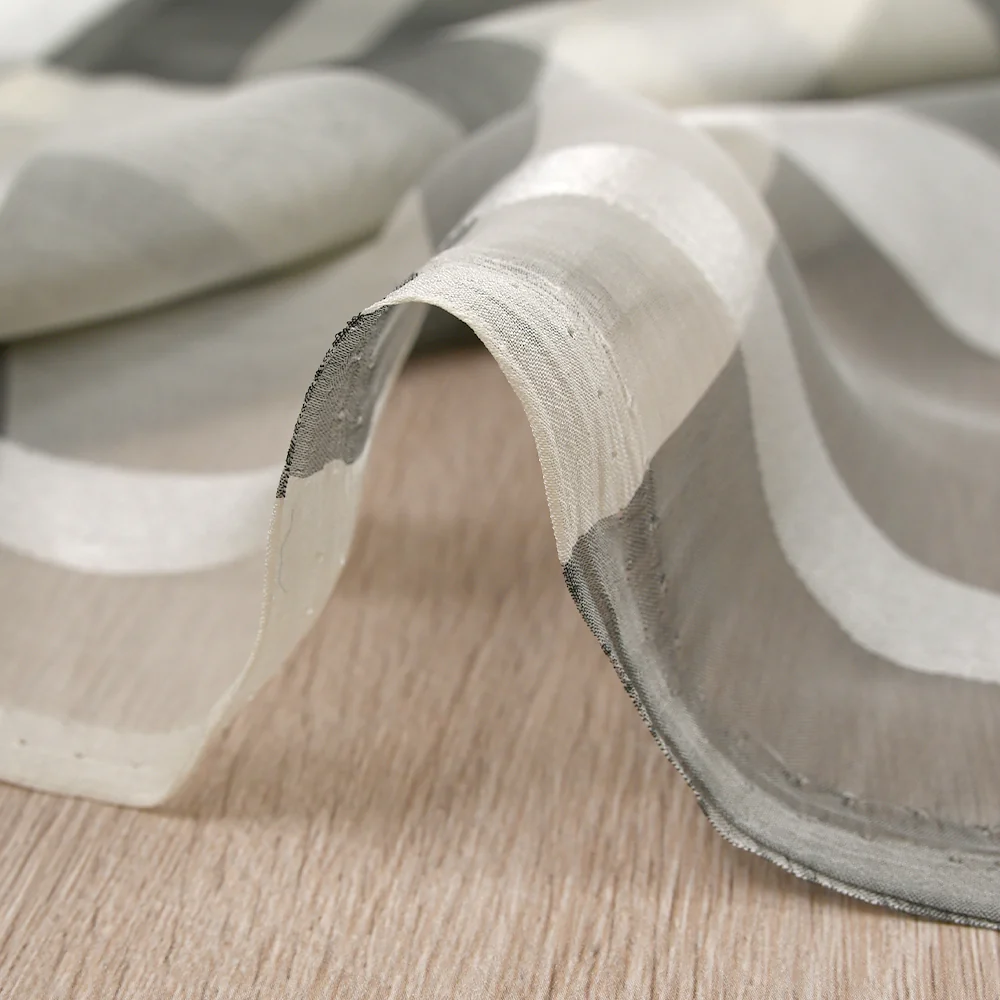 Mousseline 100% soie à carreaux gris et écru - Image 7