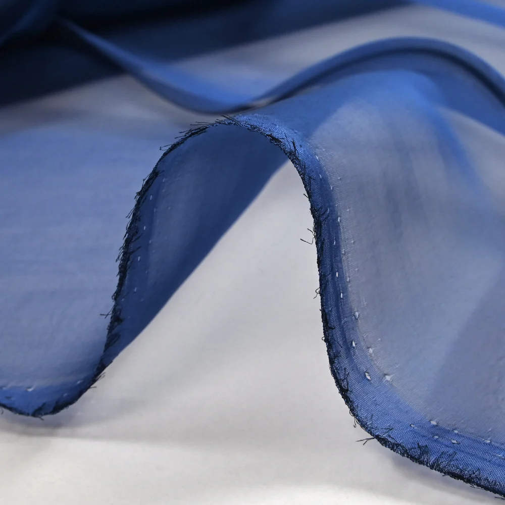 Mousseline 100% soie unie bleu foncé changeant noir - Image 5