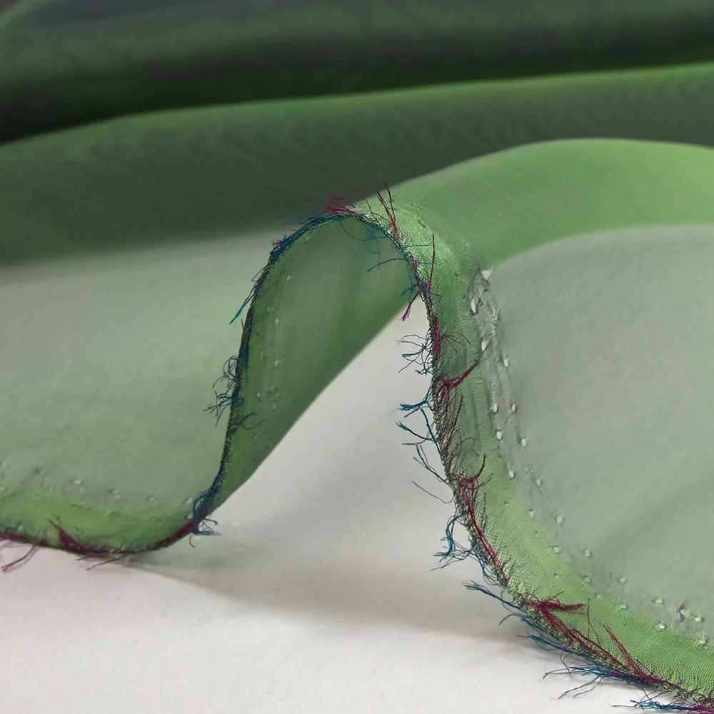 Mousseline 100% soie unie vert clair changeant indigo - Image 5