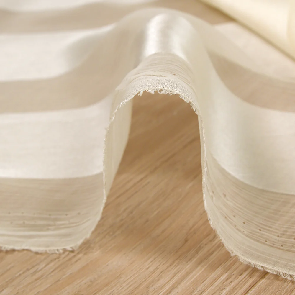 Mousseline crinkle 100% soie bande satin blanc cassé - Image 8