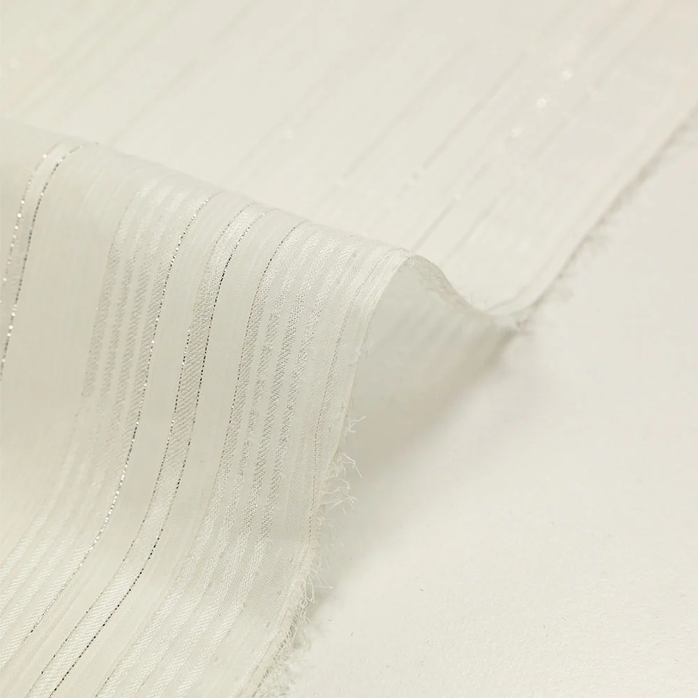 Mousseline crinkle rayure blanche et argent fond blanc - Image 5