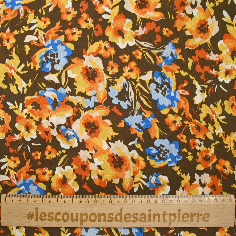 Mousseline crinkle satinée tableau de fleurs jaunes et bleues fond marron - Image 3