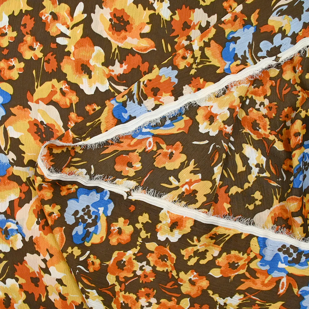 Mousseline crinkle satinée tableau de fleurs jaunes et bleues fond marron - Image 5