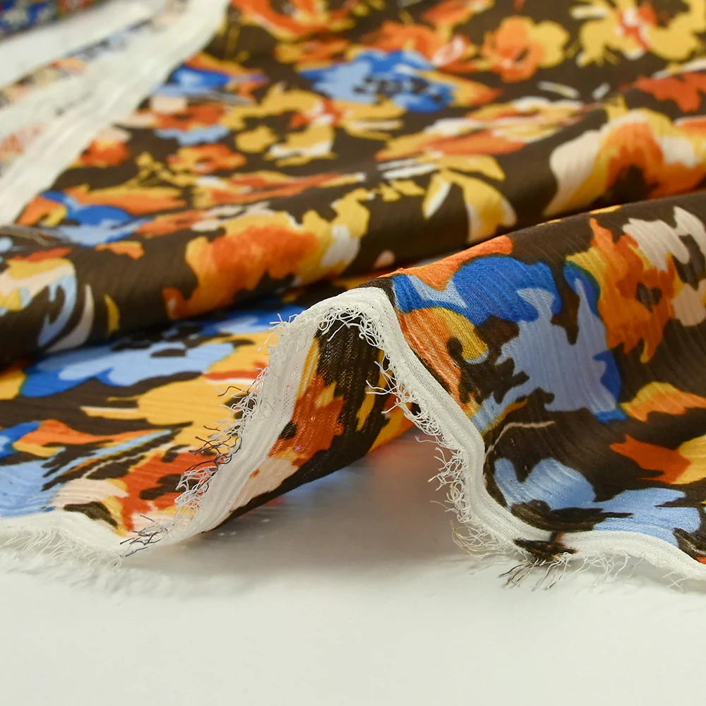Mousseline crinkle satinée tableau de fleurs jaunes et bleues fond marron - Image 6