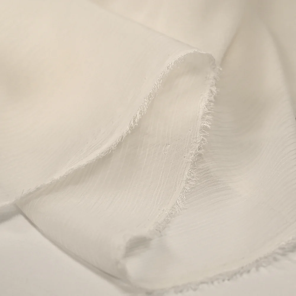 Mousseline crinkle soie et viscose blanc cassé - Image 6