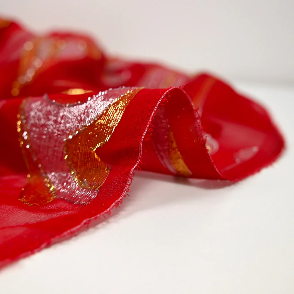 Mousseline de Soie dévorée Tlija or et argent fond rouge - Image 6