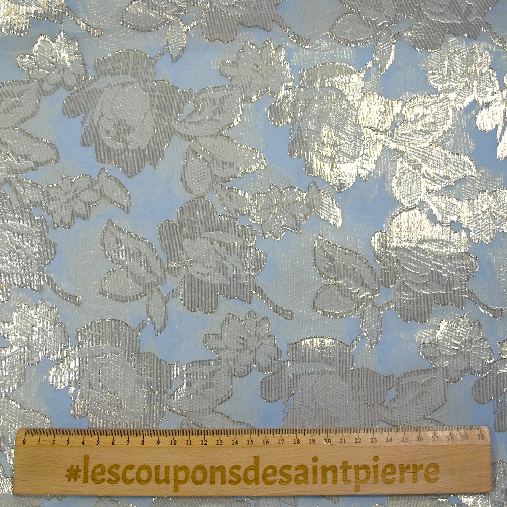Mousseline de soie jacquard lancé découpé fleurs fond bleu clair - Image 3