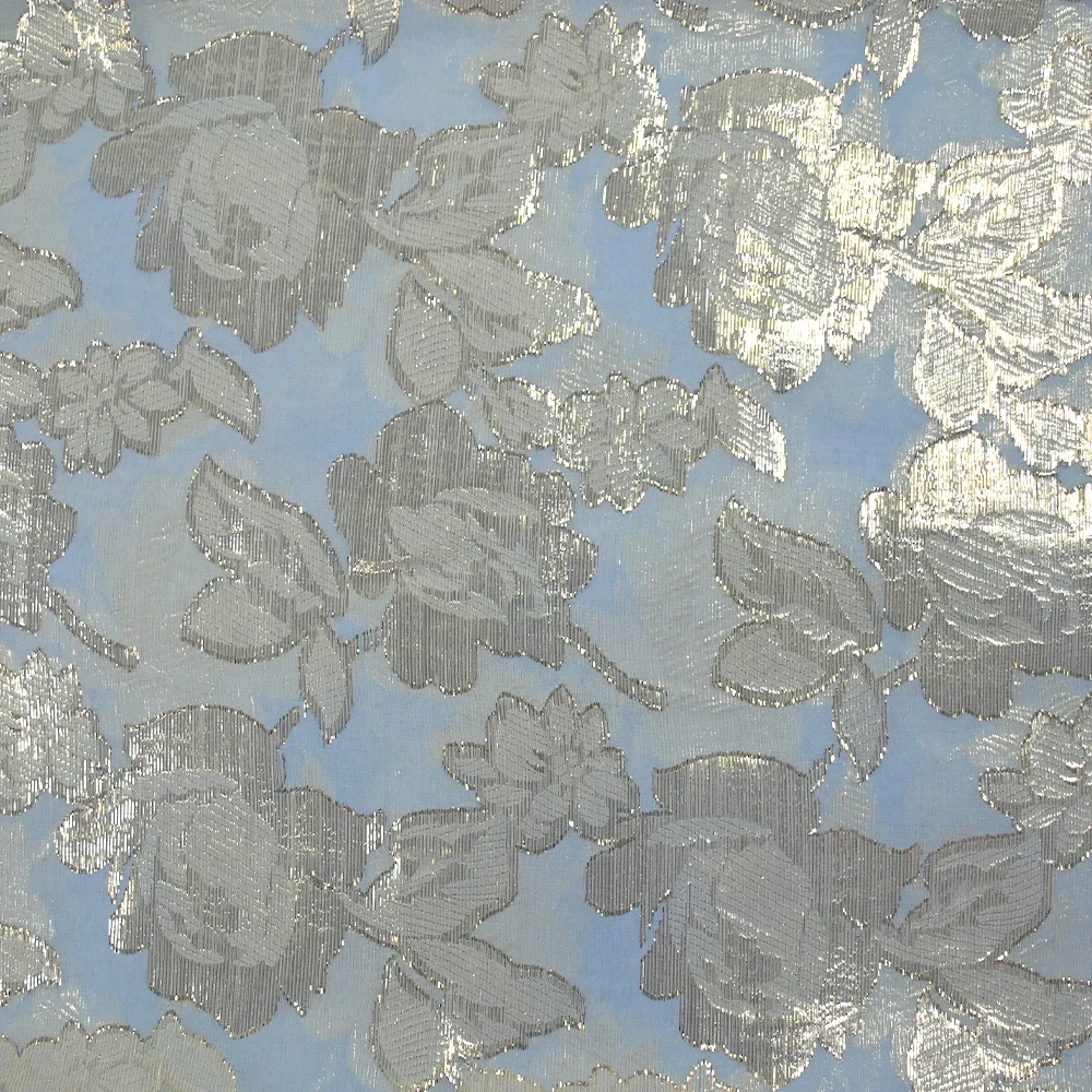 Mousseline de soie jacquard lancé découpé fleurs fond bleu clair - Image 4