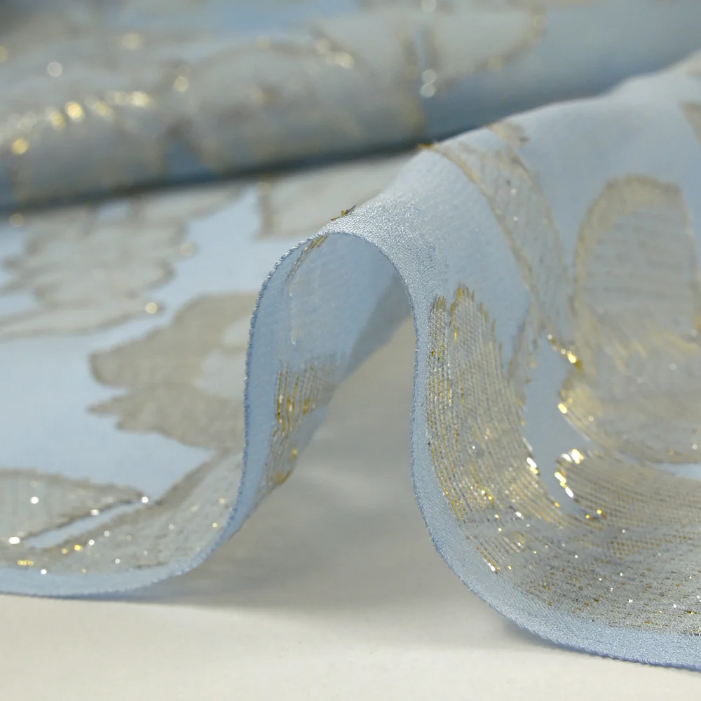 Mousseline de soie jacquard lancé découpé fleurs fond bleu clair - Image 8
