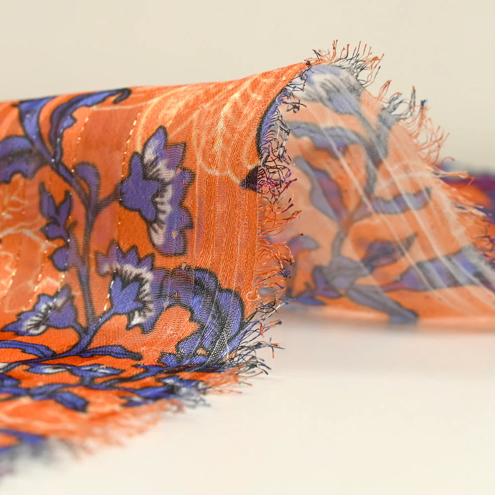 Mousseline imprimée bande satin violet fond orange - Image 4