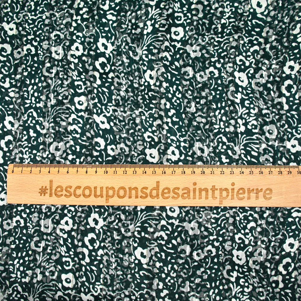 Mousseline imprimée bande satin fleurs fond vert forêt - Image 3
