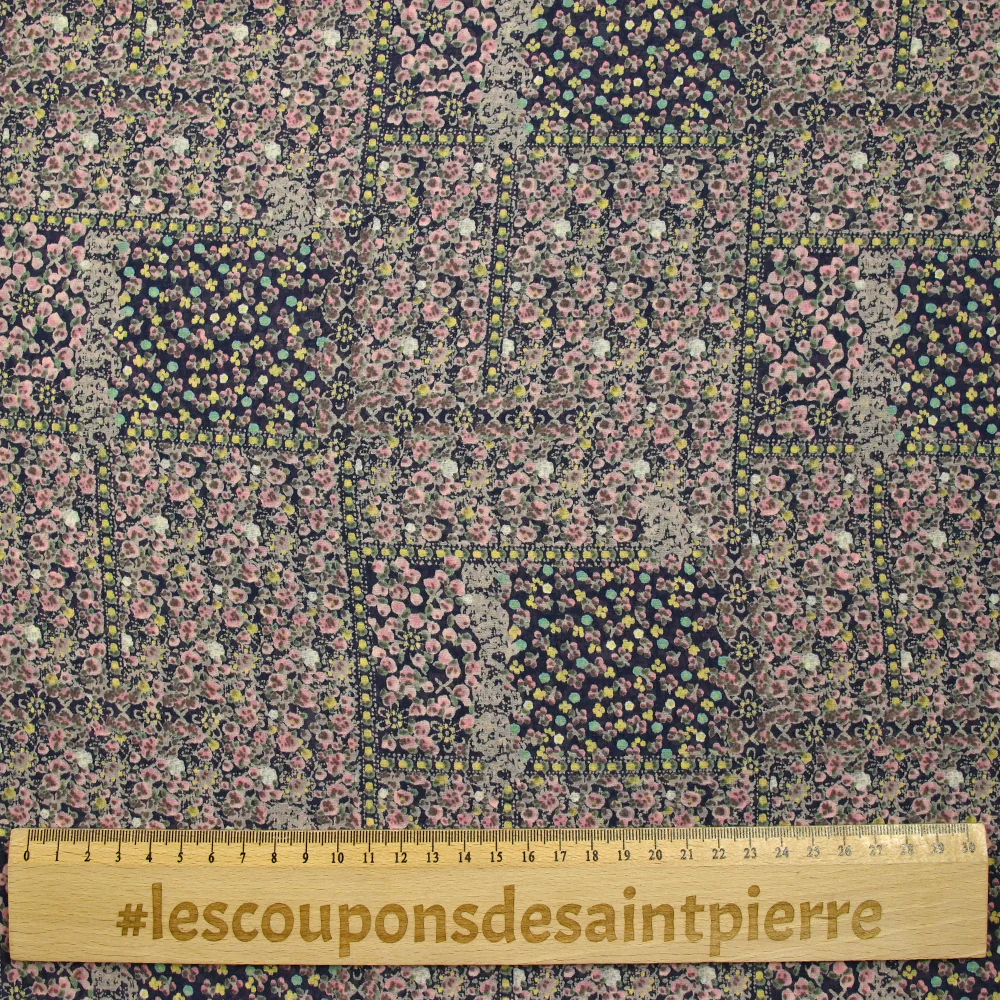 Mousseline imprimée patchwork de fleurs fond marine - Image 3