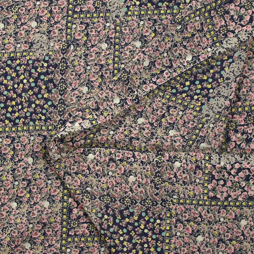 Mousseline imprimée patchwork de fleurs fond marine - Image 4