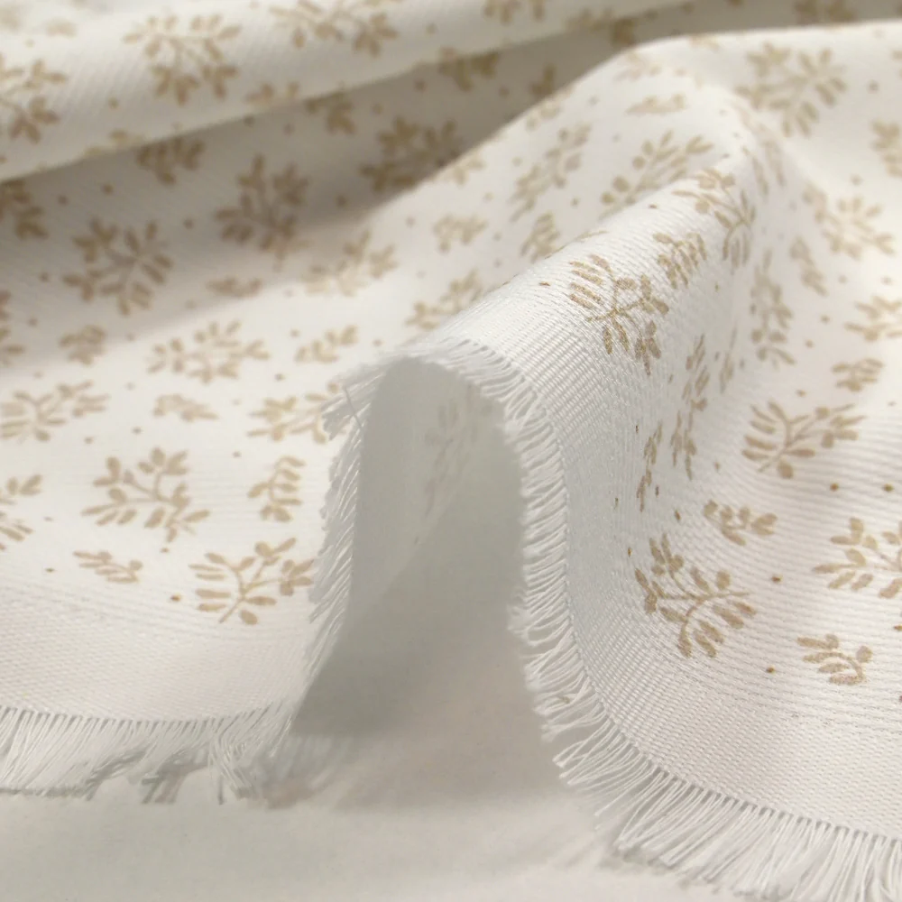 Piqué de coton imprimé brindille dans le vent beige fond blanc - Image 6