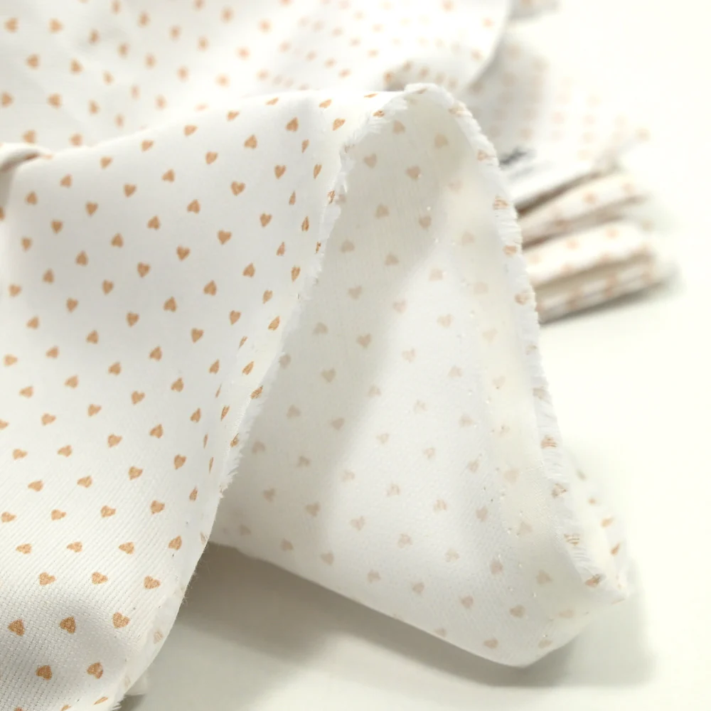 Piqué de coton imprimé coeur camel fond blanc - Image 3