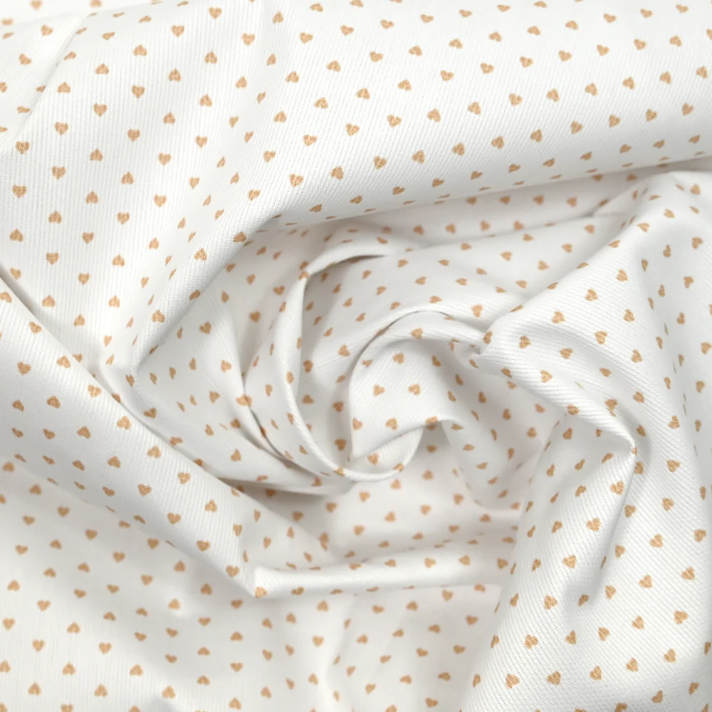 Piqué de coton imprimé coeur camel fond blanc - Image 4