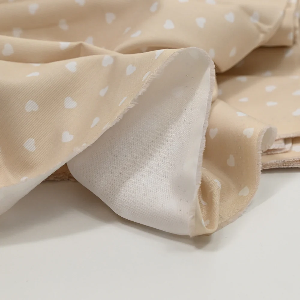 Piqué de coton imprimé cœur fond beige - Image 5