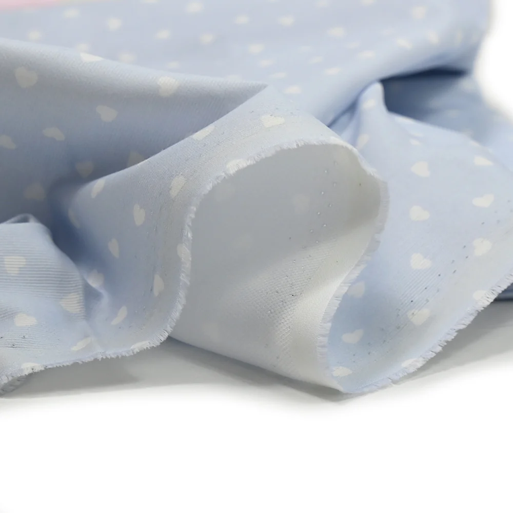 Piqué de coton imprimé cœur fond bleu clair - Image 5