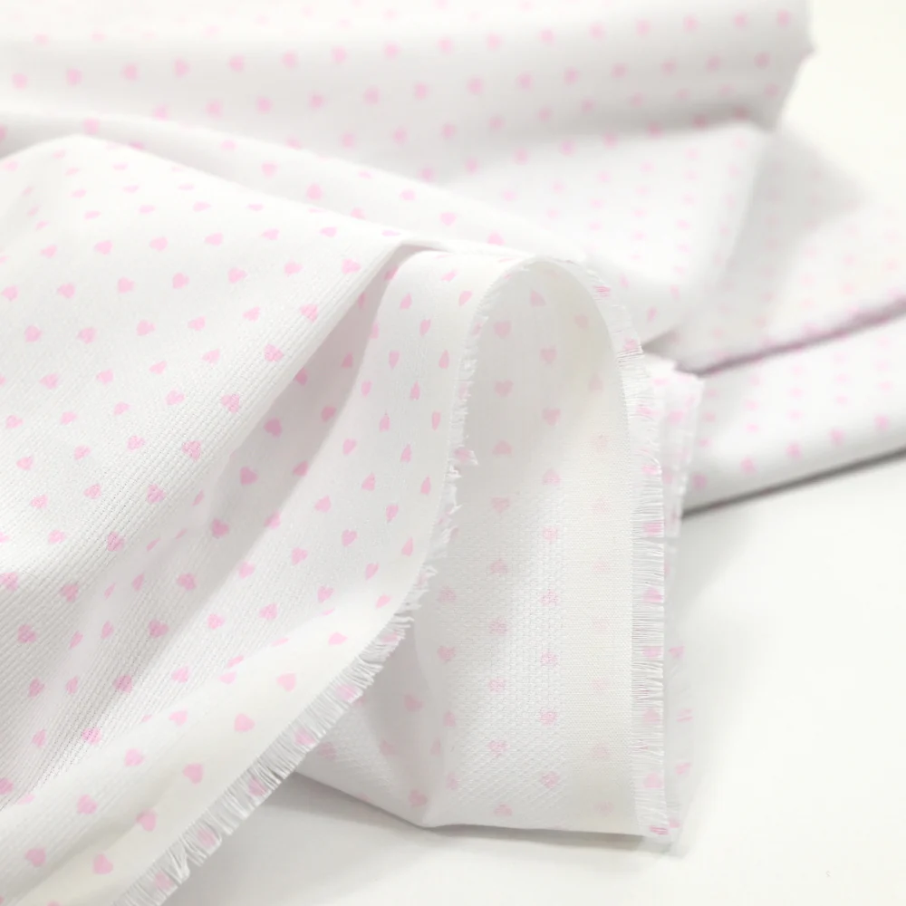 Piqué de coton imprimé coeur rose fond blanc - Image 2