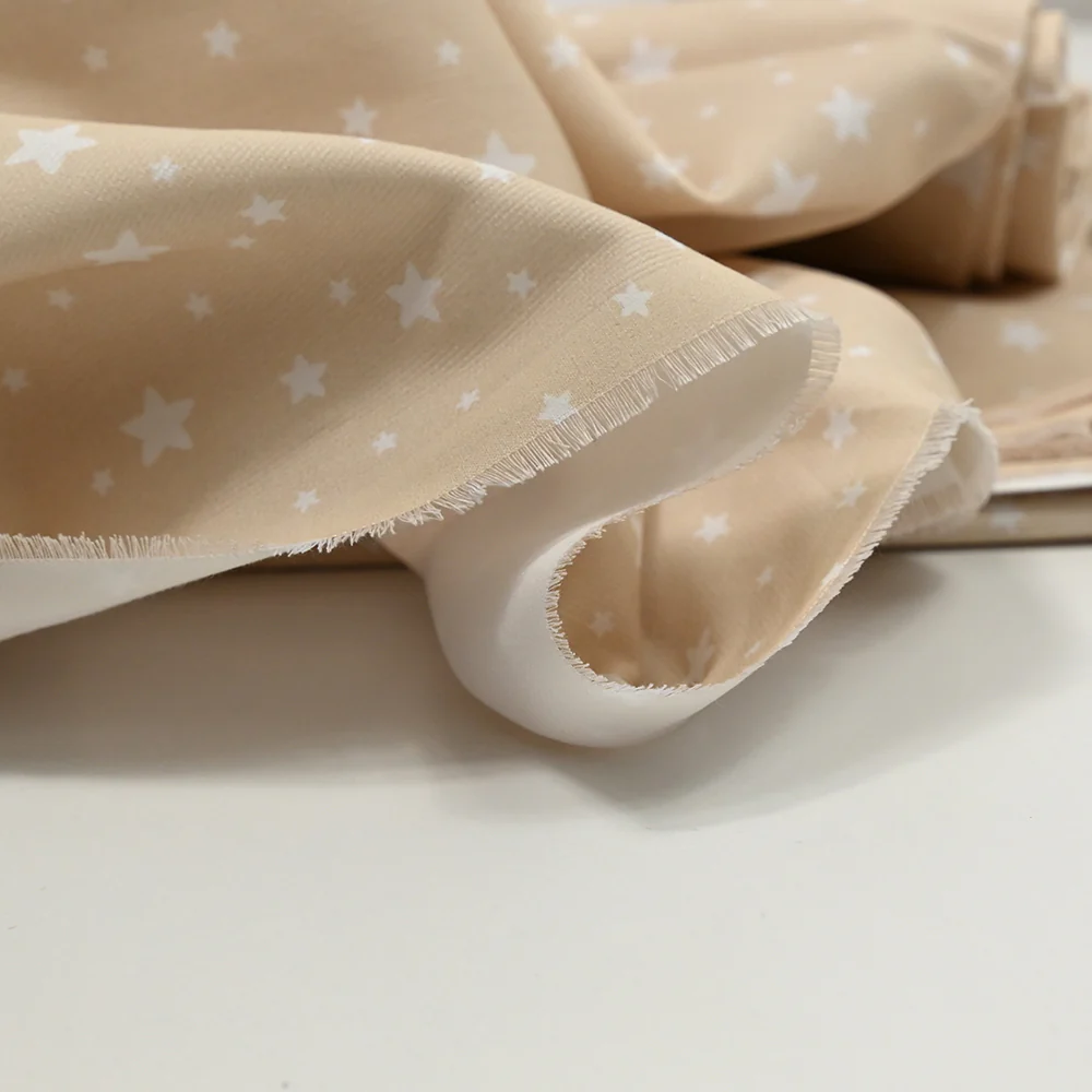 Piqué de coton imprimé étoiles fond beige - Image 5