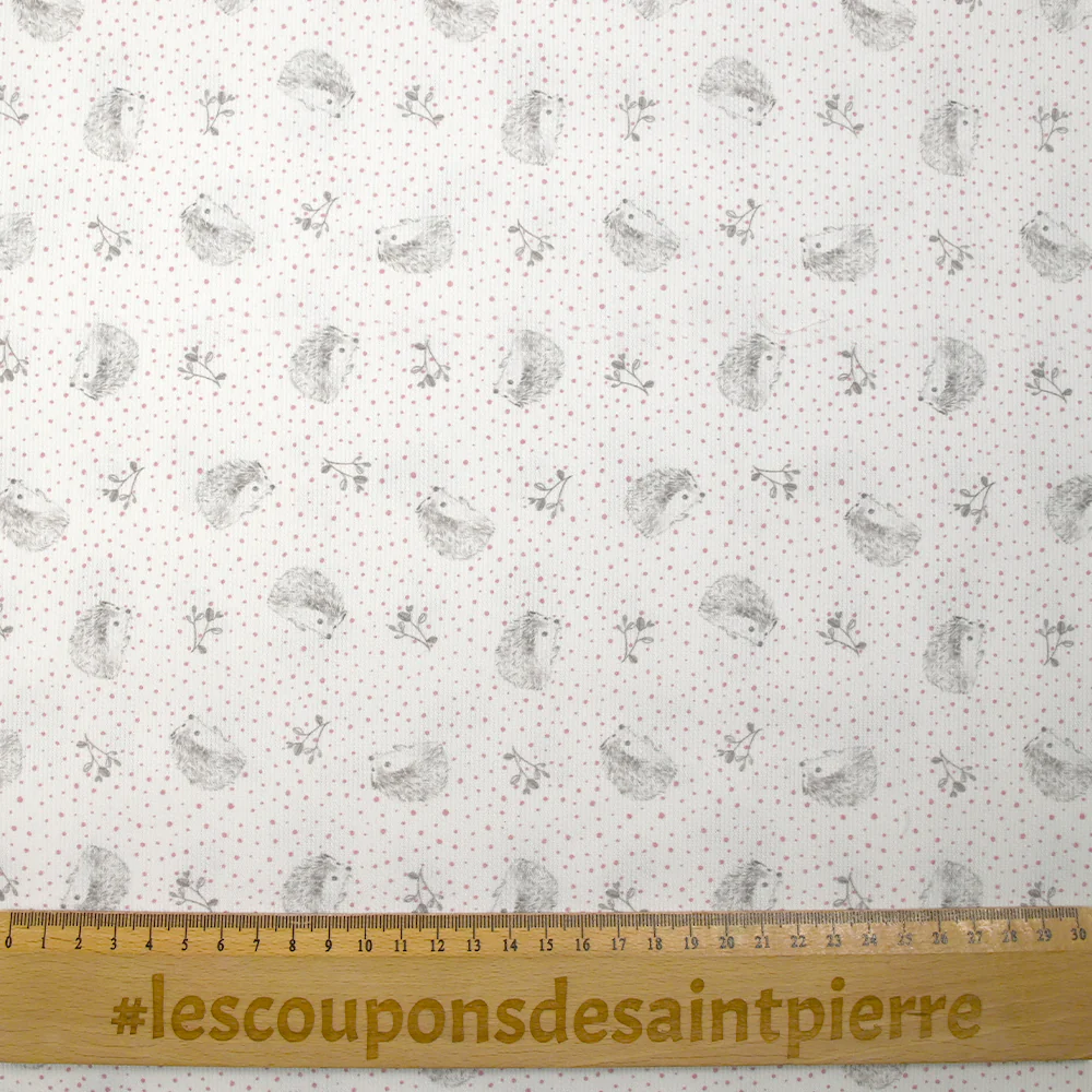 Piqué de coton imprimé hérisson et pois rose fond blanc - Image 3