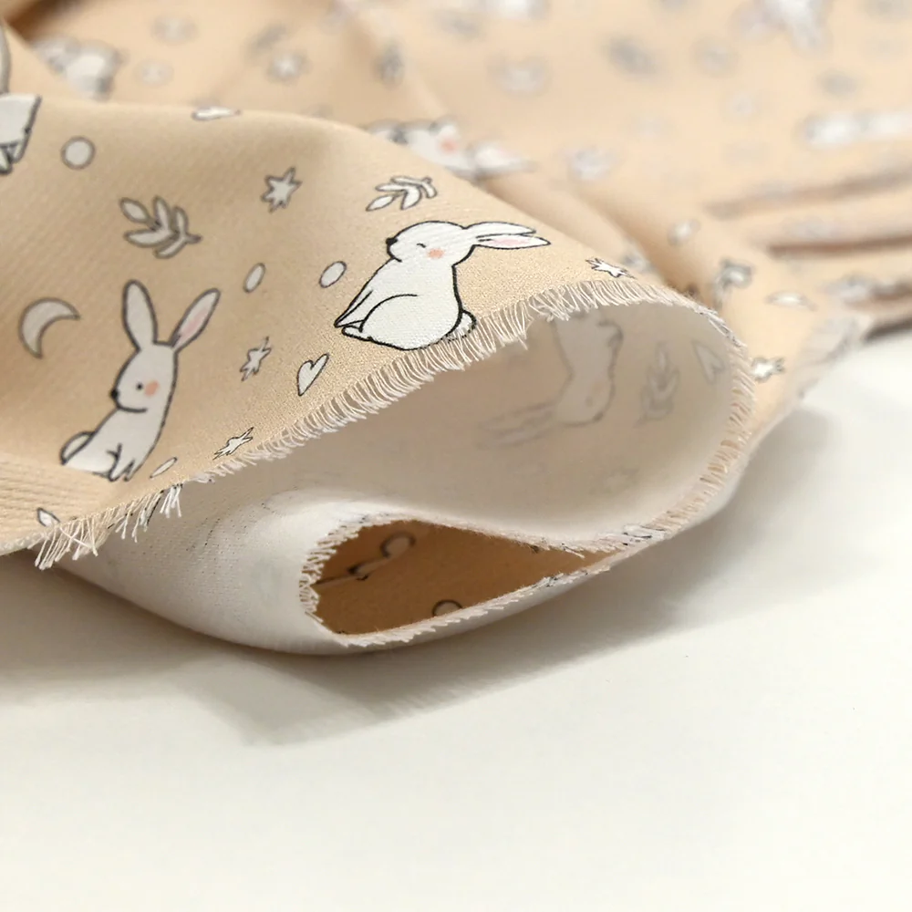 Piqué de coton imprimé jeune lapin fond beige - Image 5