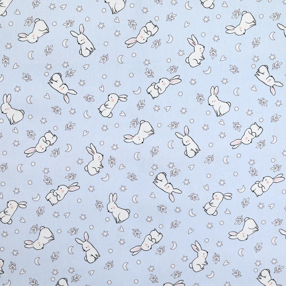Piqué de coton imprimé jeune lapin fond bleu clair