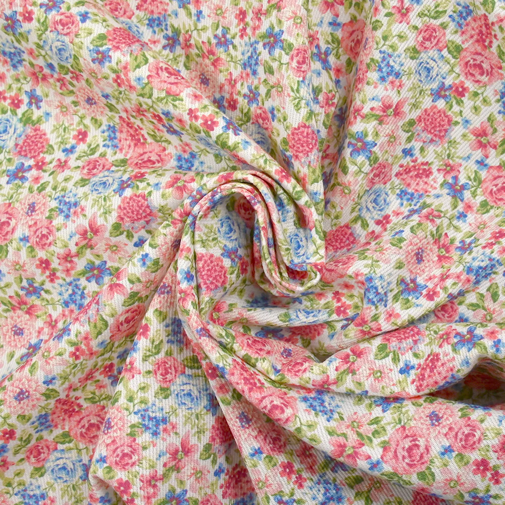 Piqué de coton imprimé les fleurs de Sarah bleu et fraise fond blanc - Image 2